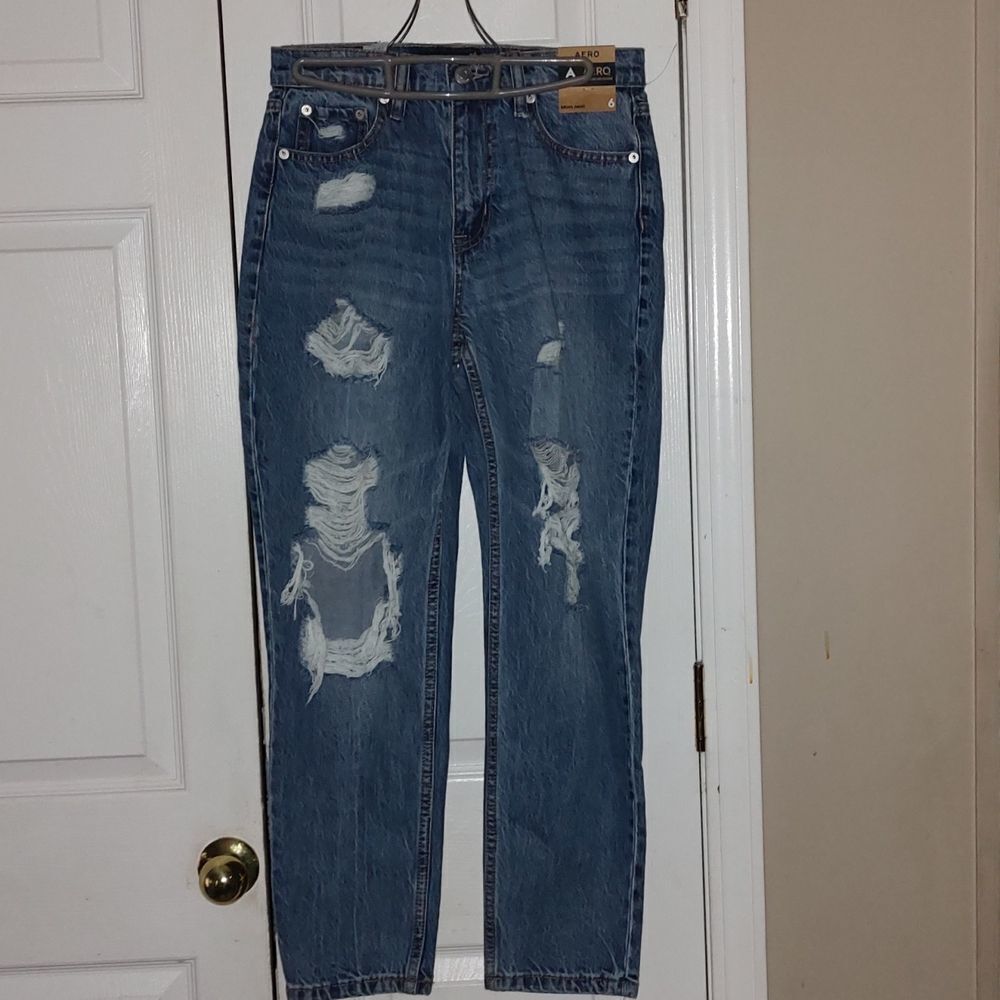 Aeropostale Mom Jeans Super Distressed  Sz 6 NWT